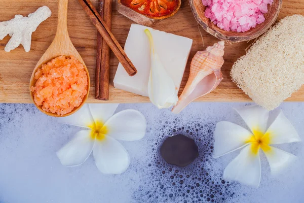 Spa and wellness treatment setup on wooden panel. — Stock Photo, Image