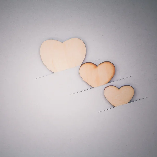 Los corazones de madera sobre fondo de cartón. - Concepto para el amor y — Foto de Stock