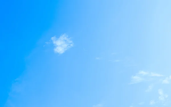 Meestal heldere hemel met kleine mooie witte wolk. — Stockfoto