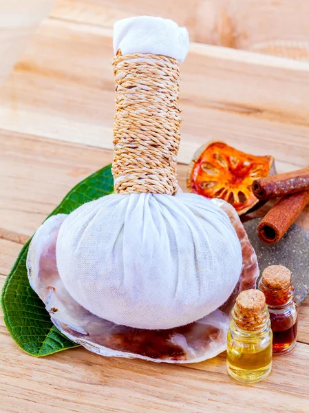 Natural Spa Ingredients . The herbal compress ball and massage o — Stock Photo, Image