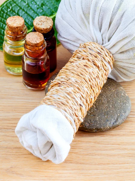 Natuurlijke Spa ingrediënten. De kruiden comprimeren bal en massage o — Stockfoto