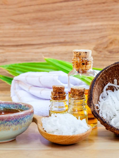 Natuurlijke Spa ingrediënten. -Kokosnoot etherische olie voor alternativ — Stockfoto