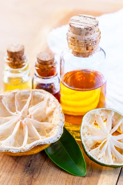 Složky, přírodní lázně. -Základní aroma olej s citronem a l — Stock fotografie