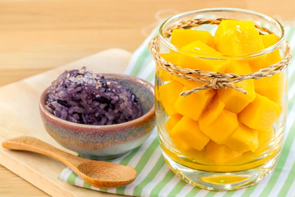Yapışkan pirinç ile mango. -En popüler tatlı Tayland.