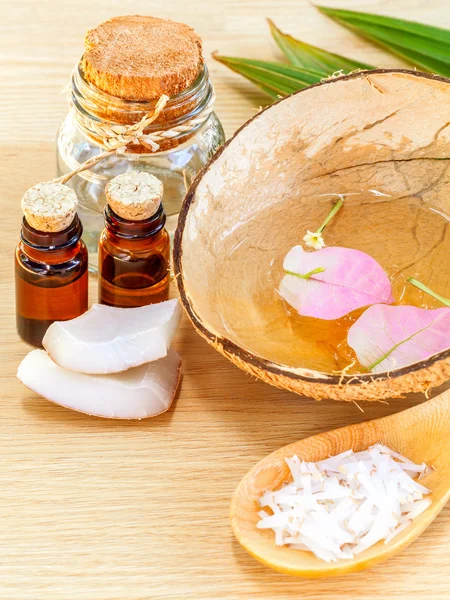 Natural Spa Ingredients . - Coconut essential Oil for alternativ — Stock Photo, Image