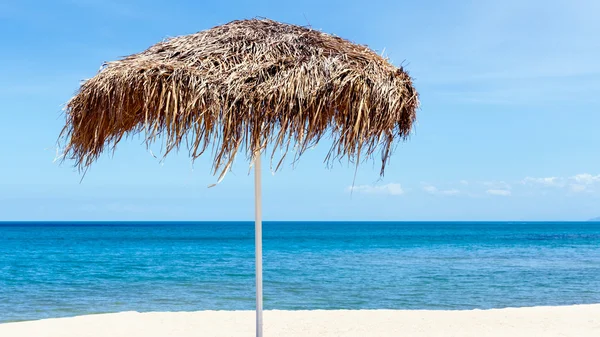 Det vackra halm paraplyet på stranden. -på Koh Samui Thaila — Stockfoto