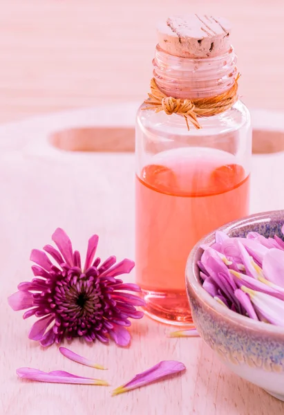 Спа-эссенциальное масло - натуральные ингредиенты для ароматного аромата — стоковое фото