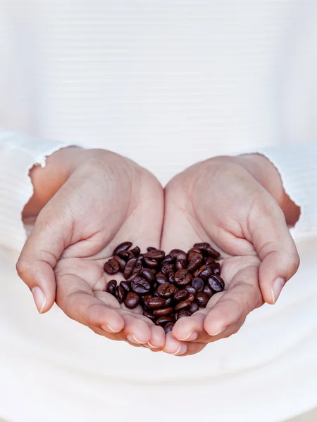 Hand of women holding coffee beans . - Concept for giving refres — Stock Photo, Image