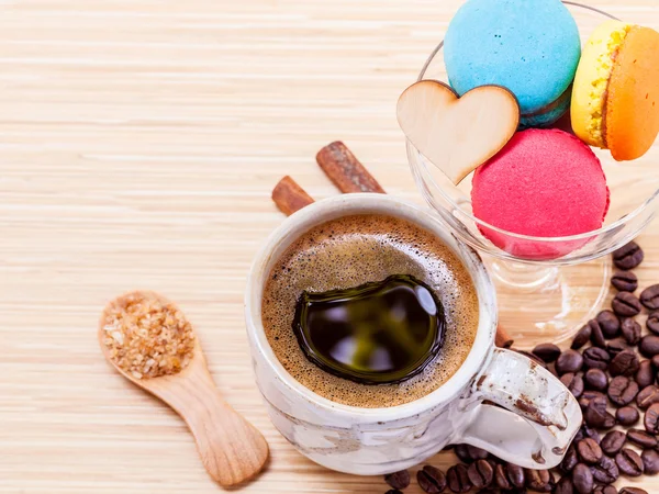 French colourful macaroons and a cup of coffee. - Macro shot wit — Stock Photo, Image