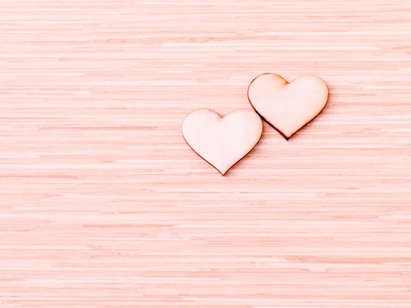 Los corazones de madera sobre fondo de madera. - Concepto de amor y boda  . — Foto de Stock