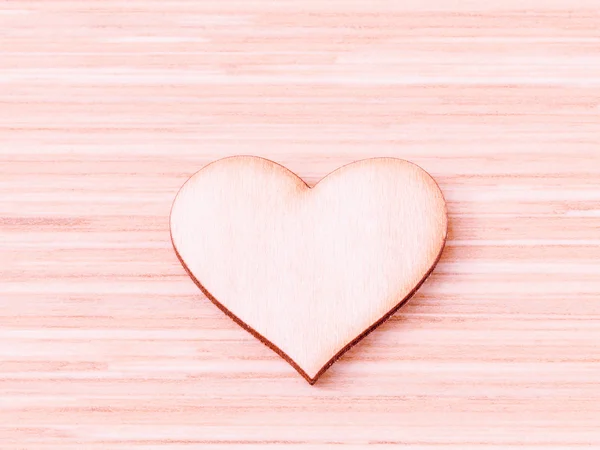 Los corazones de madera sobre fondo de madera. - Concepto de amor y boda  . —  Fotos de Stock