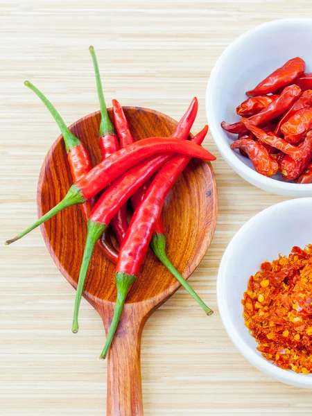 Cozinhar ingredientes. - Chilli no painel de madeira . — Fotografia de Stock