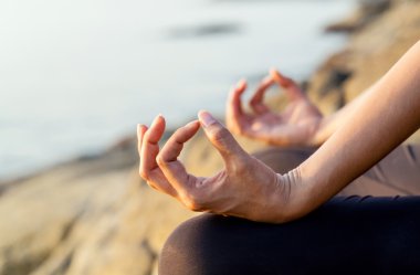 Bir yoga poz tropik Sahilde meditasyon kadın.