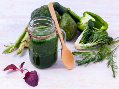 Temiz gıda kavramı üzerinde ahşap masa kurmak.