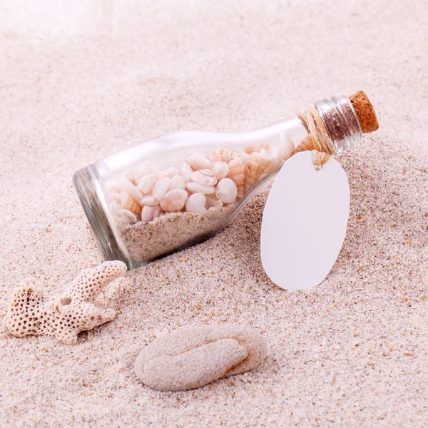 Huwelijksgeschenk in de trouwlocatie op het strand . — Stockfoto