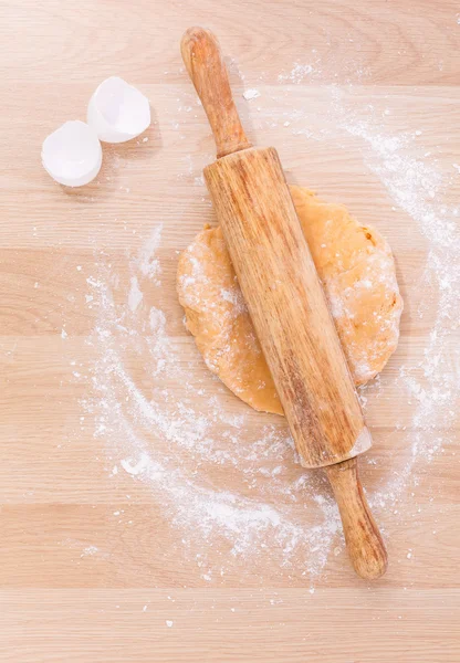 Persiapan buatan sendiri pasta di atas meja kayu . — Stok Foto