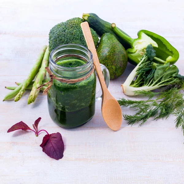 Clean-Food-Konzept auf Holztisch. — Stockfoto