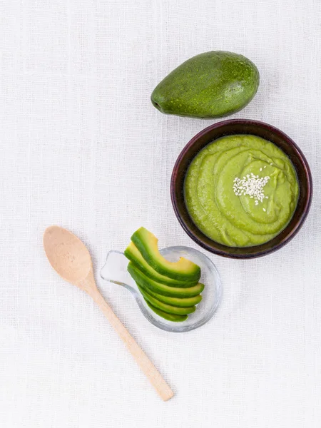 Dieta saludable y alimentos limpios. Batido de aguacate sobre fondo blanco —  Fotos de Stock