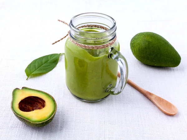 Dieta saudável e comida limpa. Smoothie abacate no fundo branco — Fotografia de Stock