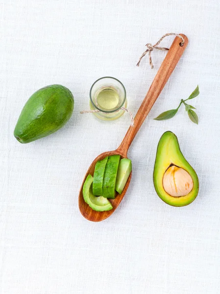 Avocadoöl auf dem weißen Tischhintergrund — Stockfoto