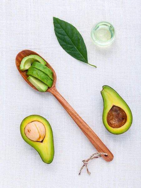 Avocadoöl auf dem weißen Tischhintergrund — Stockfoto