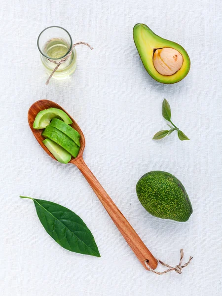 Aceite de aguacate en el fondo de la mesa blanca cono limpio y saludable — Foto de Stock