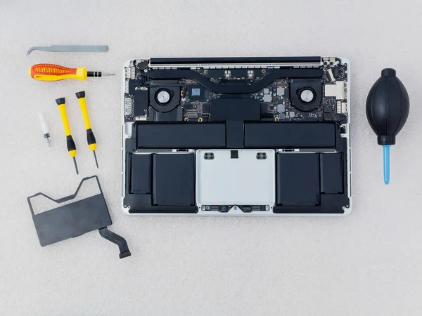 Technician support upgrade part and fixing laptop. — Stock Photo, Image