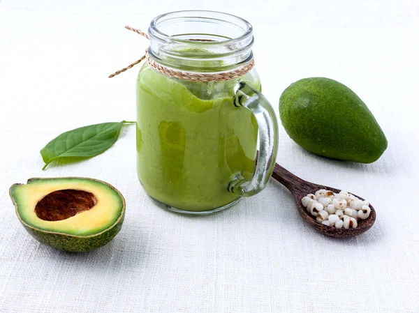 Dieta saludable y alimentos limpios. Batido de aguacate sobre fondo blanco —  Fotos de Stock