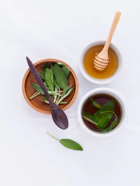 Pohár šalvěj zdravé pití čaje pro teplé při onemocnění a — Stock fotografie