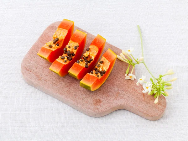 Taze papaya ve papaya dilim papaya yaprak kesme tahtası üzerinde. — Stok fotoğraf