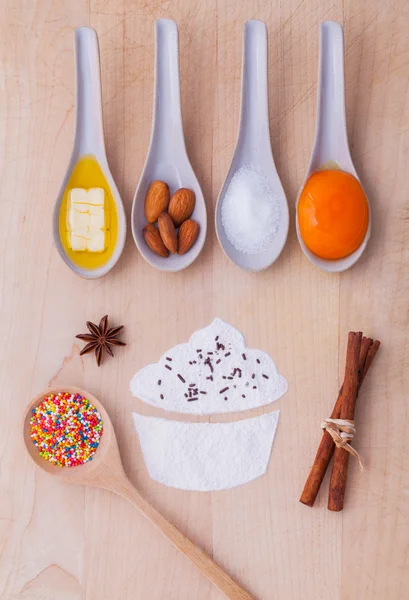 The ingredients of cup cake and the shape of cup cake with toppi — Stock Photo, Image