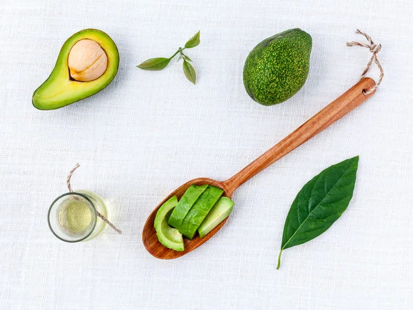 Avokadoolja på vitt bord bakgrund ren och hälsosam conc — Stockfoto