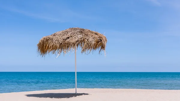 Det vackra halm paraplyet på stranden. -på Koh Samui Thaila — Stockfoto