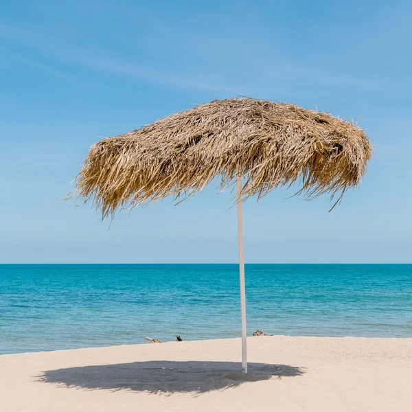 Krásný slaměný slunečník na pláži. -na Koh Samui Thaila — Stock fotografie