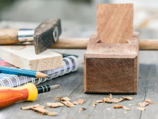 A carpenter sík és a Faipari faforgács. — Stock Fotó