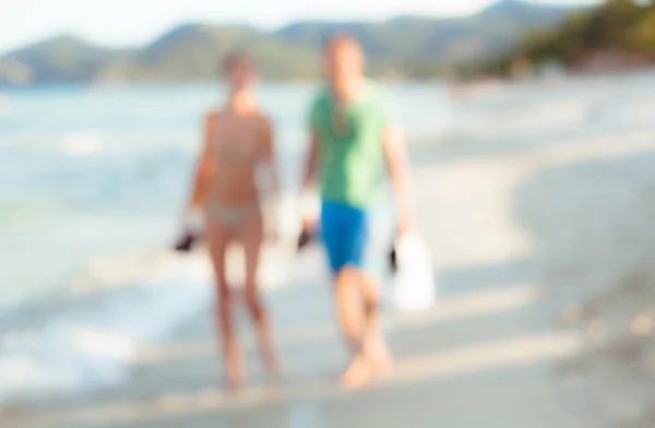 Im Sommerurlaub zu zweit am Strand spazieren . — Stockfoto