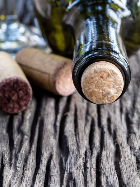 Bottle of wine and corks on wooden table. - Macro shot with sele — Stock Photo, Image