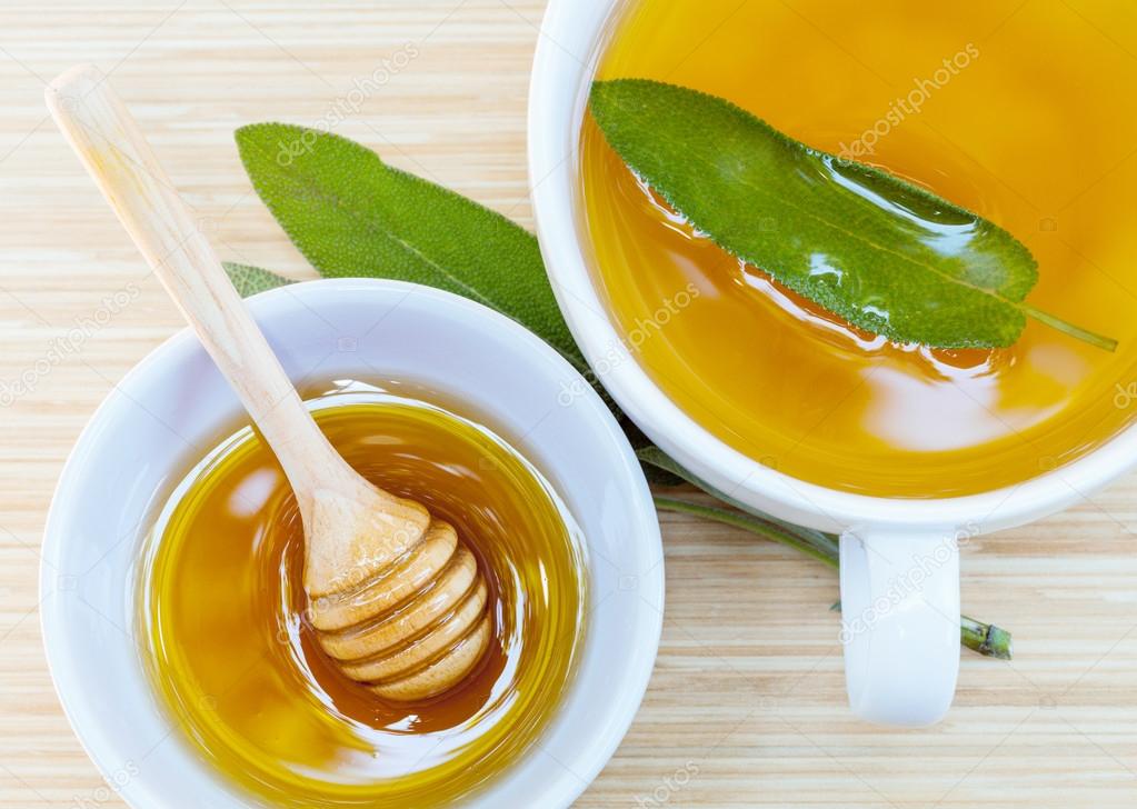 Чай с медом при простуде. Чай с медом. Зеленый чай с медом. Шалфейный мёд. Мед с чаем.