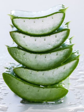 Su damlası ile taze yığılmış aloe yaprak .