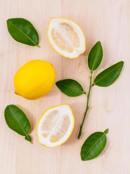 Fresh lemons and o lemons  slice on wooden background with  lemo — Stock Photo, Image