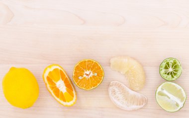 Portakal, pomelo, limon ve kireç üzerinde ahşap karışık turuncu meyve 