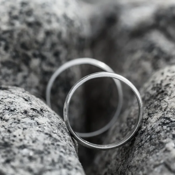 Wedding rings put on the Stone. Monochrome — Stock Photo, Image