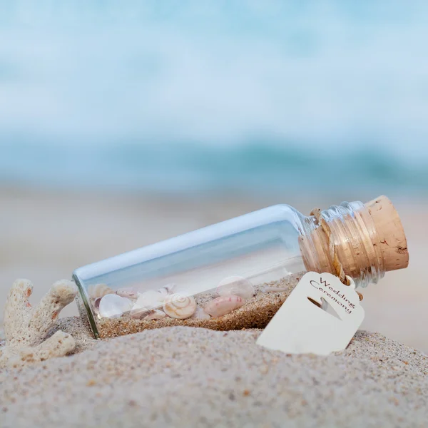 Convite de casamento ou presente de casamento, local na praia  . — Fotografia de Stock