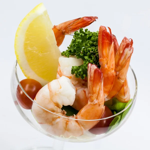 Cocktail de camarão isolado em um fundo branco . — Fotografia de Stock