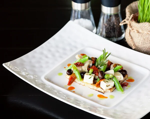 Queijo fresco com salada e crocante . — Fotografia de Stock