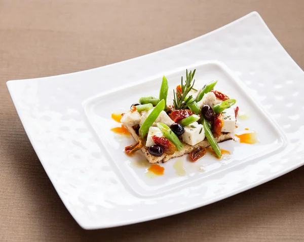 Queso fresco con ensalada y crujiente . — Foto de Stock