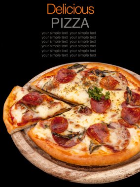 jambon ve sebzeler lezzetli ev yapımı pizza.