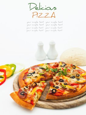 jambon ve sebzeler lezzetli ev yapımı pizza.