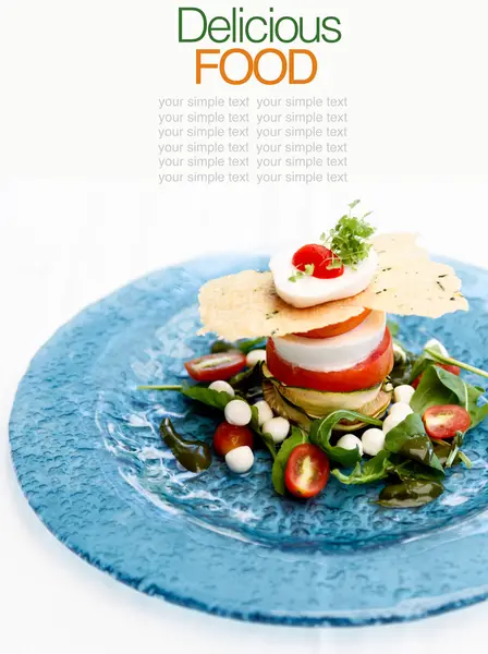 Tomate sándwich de mozzarella fresco y ensalada  . — Foto de Stock