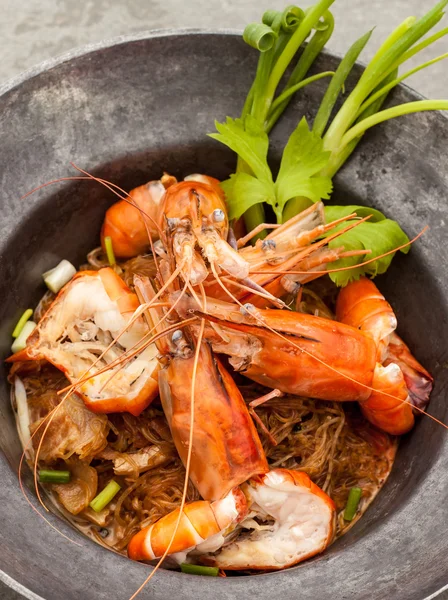 Rei cozido camarão vermicelli com molho de soja em panela quente . — Fotografia de Stock